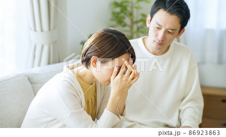 落ち込む・夫婦・カップル 86923863