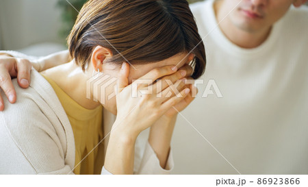 落ち込む・夫婦・カップル 86923866