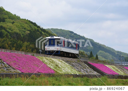 芝桜咲く頃 高規格路線 智頭急行を行く列車 芝桜咲く頃 高規格路線 智頭急行を行く列車 86924067