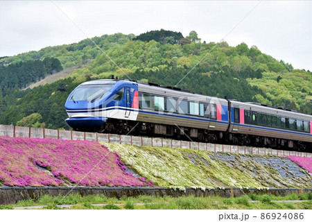 芝桜咲く頃　高規格路線　智頭急行を行く列車 86924086