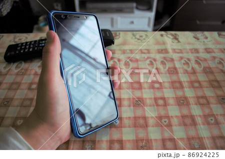 スマホを持つ手　左手　女性の手　スマホ 86924225