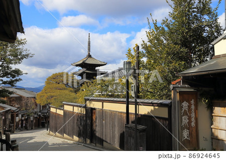 法観寺の「八坂の塔（重要文化財）」　【京都市東山】　 86924645
