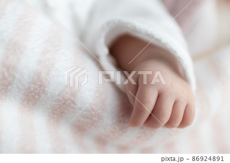 赤ちゃんの手　睡眠中 86924891