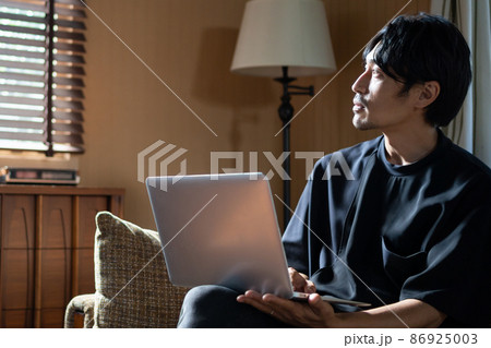 テレワークで仕事をする男性 86925003