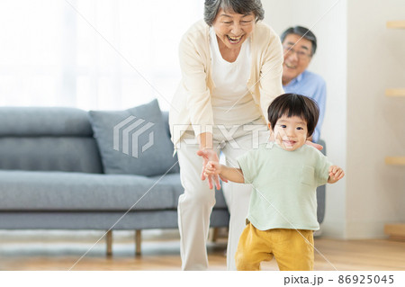 孫と遊ぶシニアの女性 孫と遊ぶシニアの女性 86925045