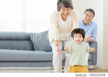 孫と遊ぶシニアの女性 86925048