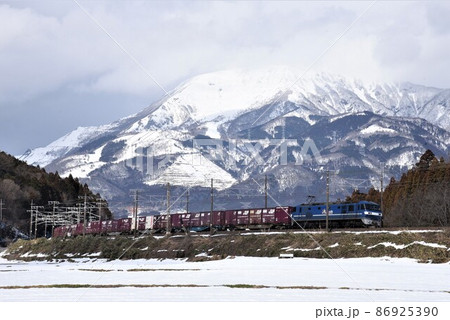 伊吹山麓　東海道本線　柏原カーブを行く　上り長大貨物列車 86925390