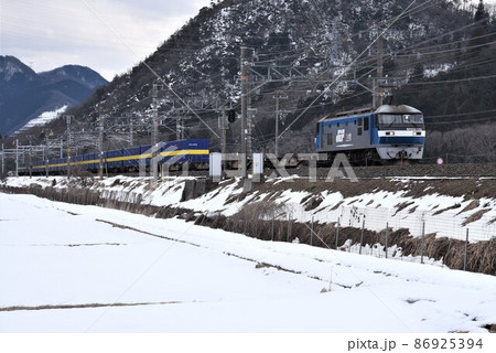 伊吹山麓　東海道本線　近江長岡を行く　上り大貨物列車　ブロックトレイン 86925394