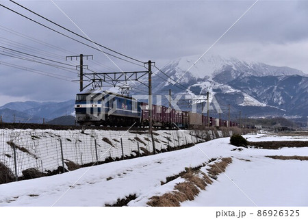 伊吹山麓　東海道本線　近江長岡を行く　下り長大貨物列車 86926325