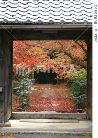 福性寺山門から見る紅葉 86926861