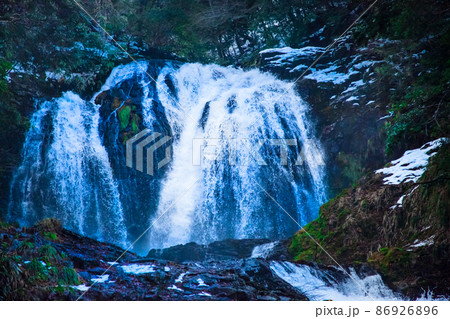 滝百選に選ばれている八重滝です。豪快な名瀑をご覧ください。島根県 86926896
