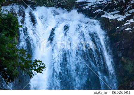 滝百選に選ばれている八重滝です。豪快な名瀑をご覧ください。島根県 滝百選に選ばれている八重滝です。豪快な名瀑をご覧ください。島根県 86926901