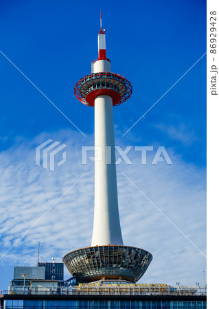 京都駅前から快晴の京都タワー(京都府京都市) 京都駅前から快晴の京都タワー(京都府京都市) 86929428