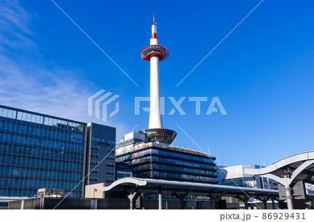 京都駅前から快晴の京都タワー(京都府京都市) 京都駅前から快晴の京都タワー(京都府京都市) 86929431