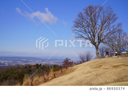 冬の若草山山頂から京都方面・展望台 86930374