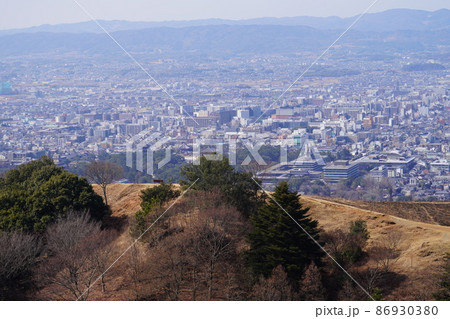冬の若草山山頂から奈良県庁方面 冬の若草山山頂から奈良県庁方面 86930380
