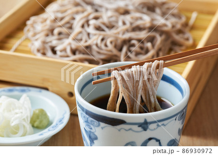 麺を蕎麦つゆにつける 86930972