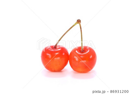サクランボ　山形県産　佐藤錦　小さな恋人　繋がった2個　明るい背景 86931200