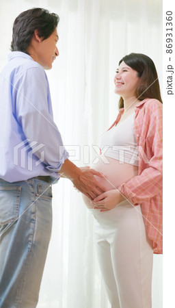 asian pregnant couple feel love 86931360