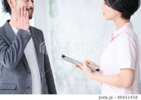 看護師さんに相談する男性  看護師さんに相談する男性  86931458