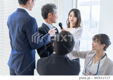 マスメディアの取材を受ける男性 86931517