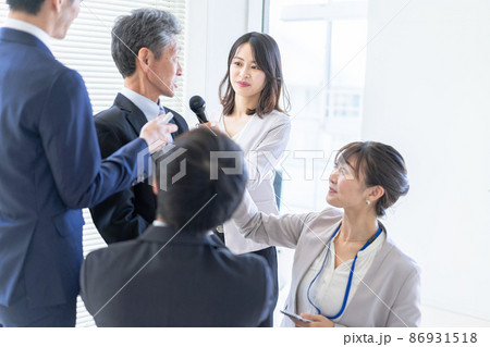 マスメディアの取材を受ける男性 86931518