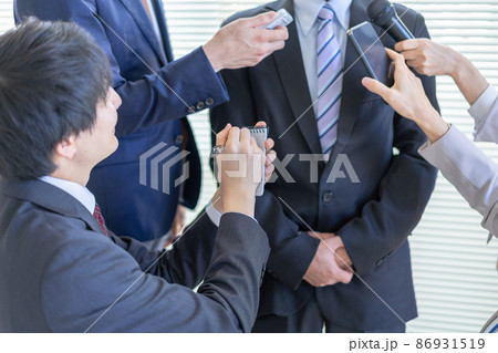 マスメディアの取材を受ける男性 86931519