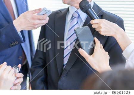 マスメディアの取材を受ける男性 86931523