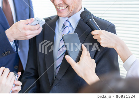 マスメディアの取材を受ける男性 86931524