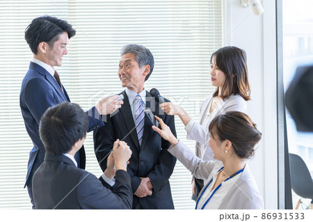 マスメディアの取材を受ける男性 86931533
