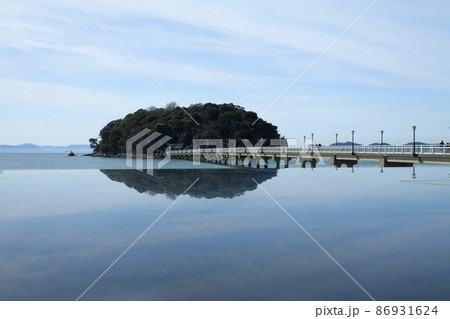 ガマニ塩湖(愛知県蒲郡市竹島)のリフレクション効果 ガマニ塩湖(愛知県蒲郡市竹島)のリフレクション効果 86931624