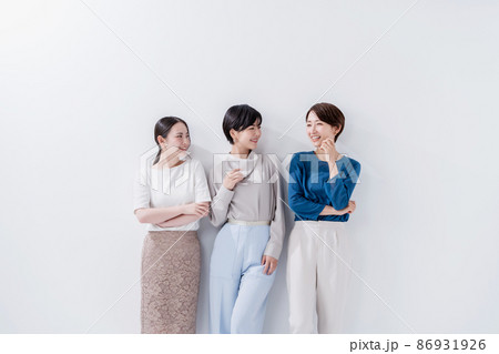 ビジネスパーソン　笑顔　女性 86931926