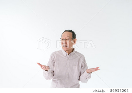 天秤に掛けるシニア男性　バランス　 86932002