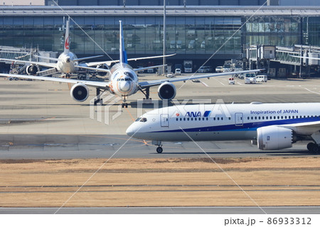 滑走路に向かう旅客機 羽田空港 特別塗装機 滑走路に向かう旅客機 羽田空港 特別塗装機 86933312