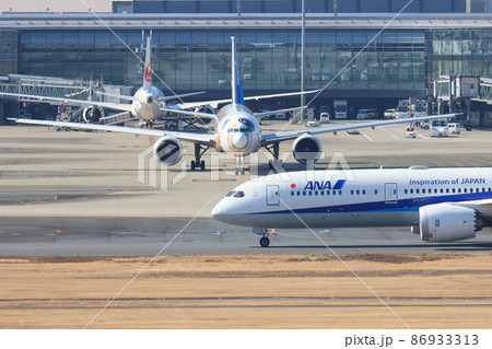滑走路に向かう旅客機　羽田空港　特別塗装機 86933313