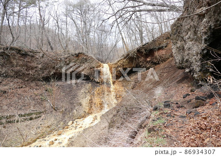 浅間山　追分宿から登る、石尊山ハイキング道　褐色の川に架かる血の滝　2016年4月 86934307