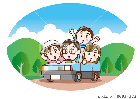 車でキャンプに出かける4人家族 86934372