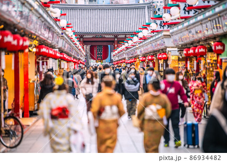 日本の東京都市景観30%超の重症病床使用率オ対応宣言要請基準に。死者急増…浅草寺は多くの人出=16日 日本の東京都市景観30%超の重症病床使用率オ対応宣言要請基準に。死者急増…浅草寺は多くの人出=16日 86934482