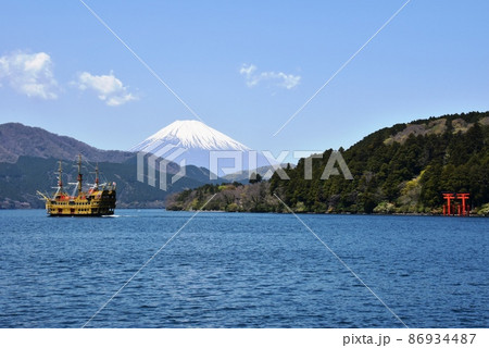 箱根町 芦ノ湖と富士山と海賊船と箱根神社平和の鳥居の写真素材 [86934487] - PIXTA