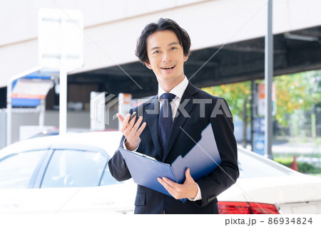 車とスーツ姿の男性 車とスーツ姿の男性 86934824