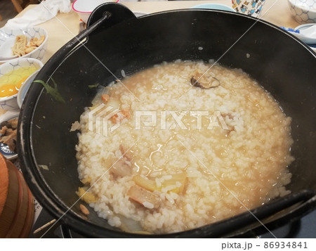 冬にあんこう鍋で締めの雑炊を食べる（茨城県ひたちなか市那珂湊） 86934841