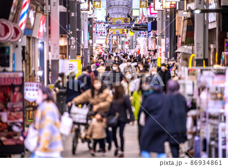 日本の東京都市景観30％超の重症病床使用率オ対応宣言要請基準に。死者急増…新仲見世の人出＝16日 86934861