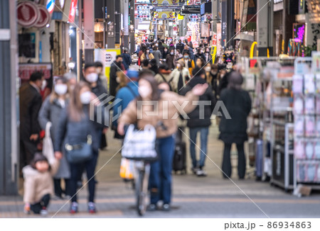日本の東京都市景観30％超の重症病床使用率オ対応宣言要請基準に。死者急増…新仲見世の人出＝16日 86934863