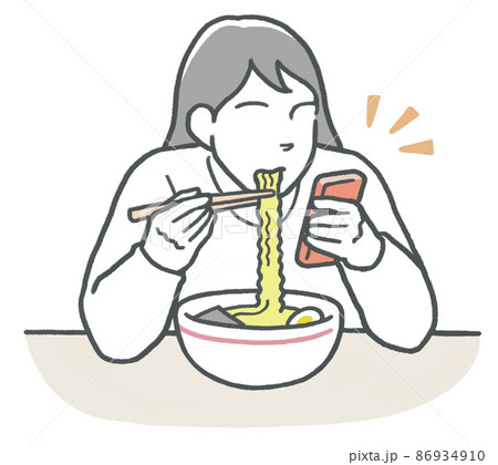スマホをチェックしながら丼ラーメンを食べる女性 86934910
