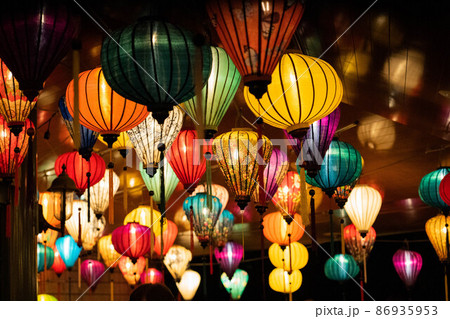 カラフルなランタン 86935953