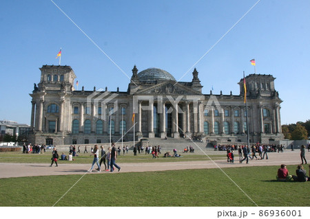 ガラス張りの屋上ドームが有名なベルリンの国会議事堂 86936001