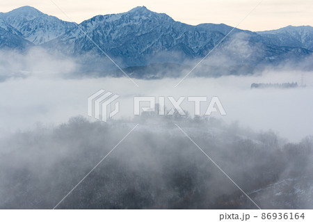 霧と雲海に浮かぶ山（新潟県長岡市川口中山）の写真素材 [86936164 ...