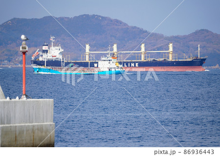 岡山県最南端・六島の湛江漁港の防波堤に佇むカモメとすれ違う船　岡山県笠岡市 86936443