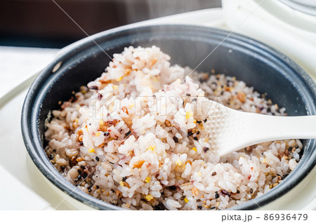 炊きあがった雑穀ごはん 炊きあがった雑穀ごはん 86936479