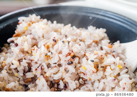 炊きあがった雑穀ごはん 86936480